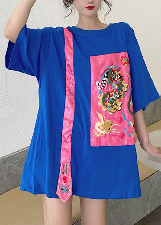 Blaues lockeres Oberteil mit O-Ausschnitt, asymmetrischen Halbärmeln