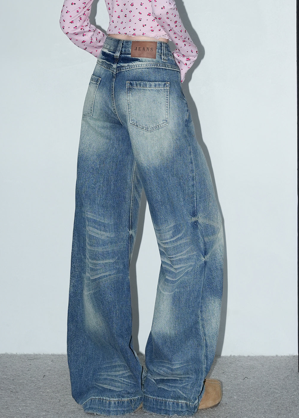 Blaue Jeans mit Taschen, weitem Bein und hohem Bund für den Frühling