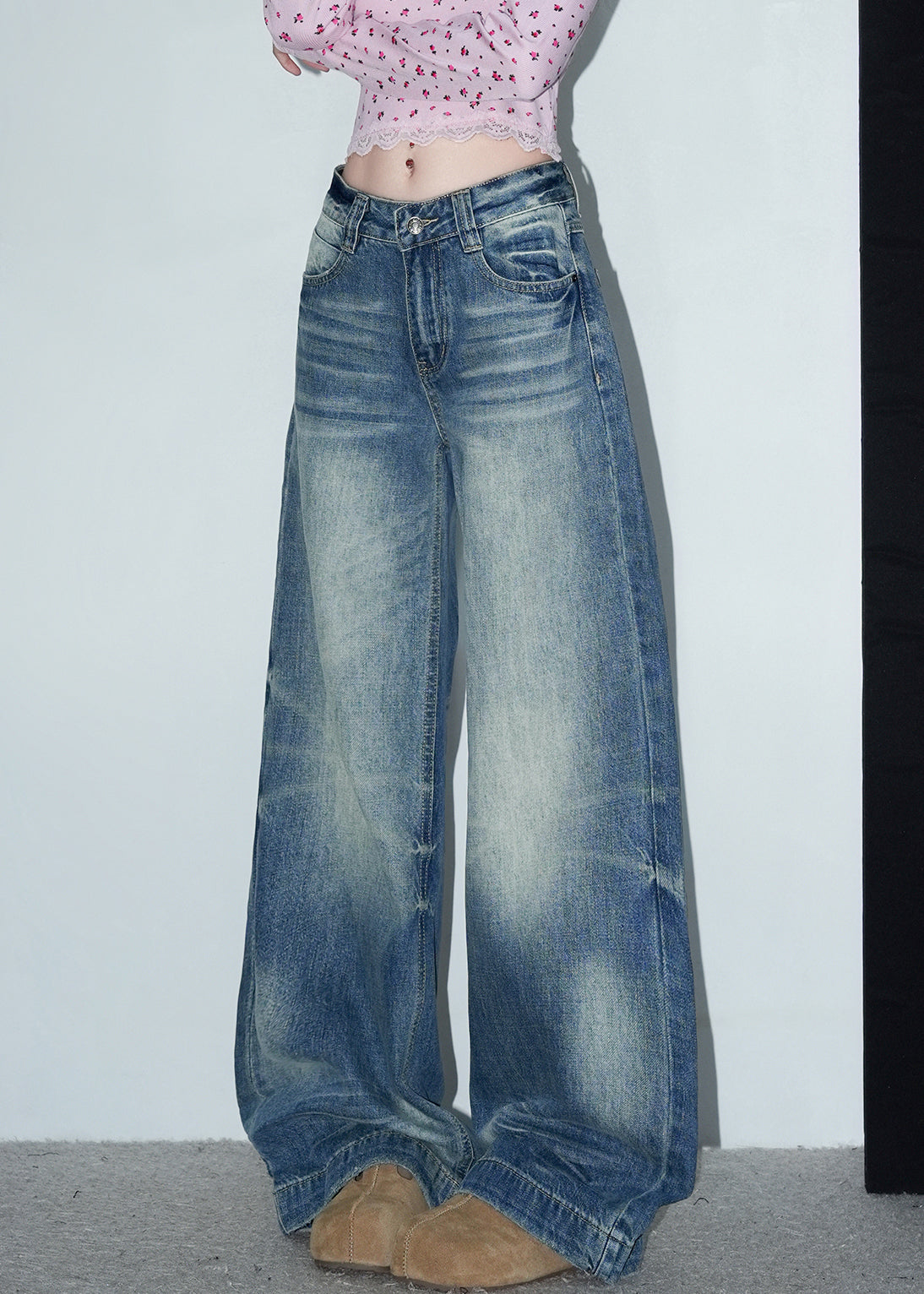 Blaue Jeans mit Taschen, weitem Bein und hohem Bund für den Frühling