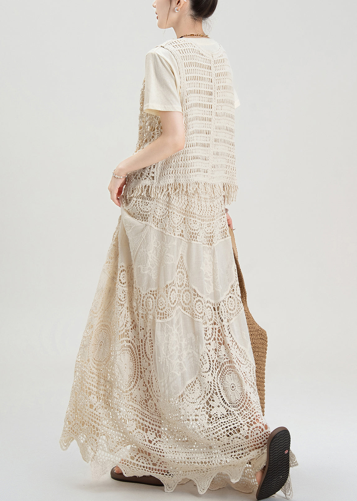 Sommerliches Set aus Weste, Rock und Rock mit aprikosenfarbenem Lochmuster und Blumenmuster