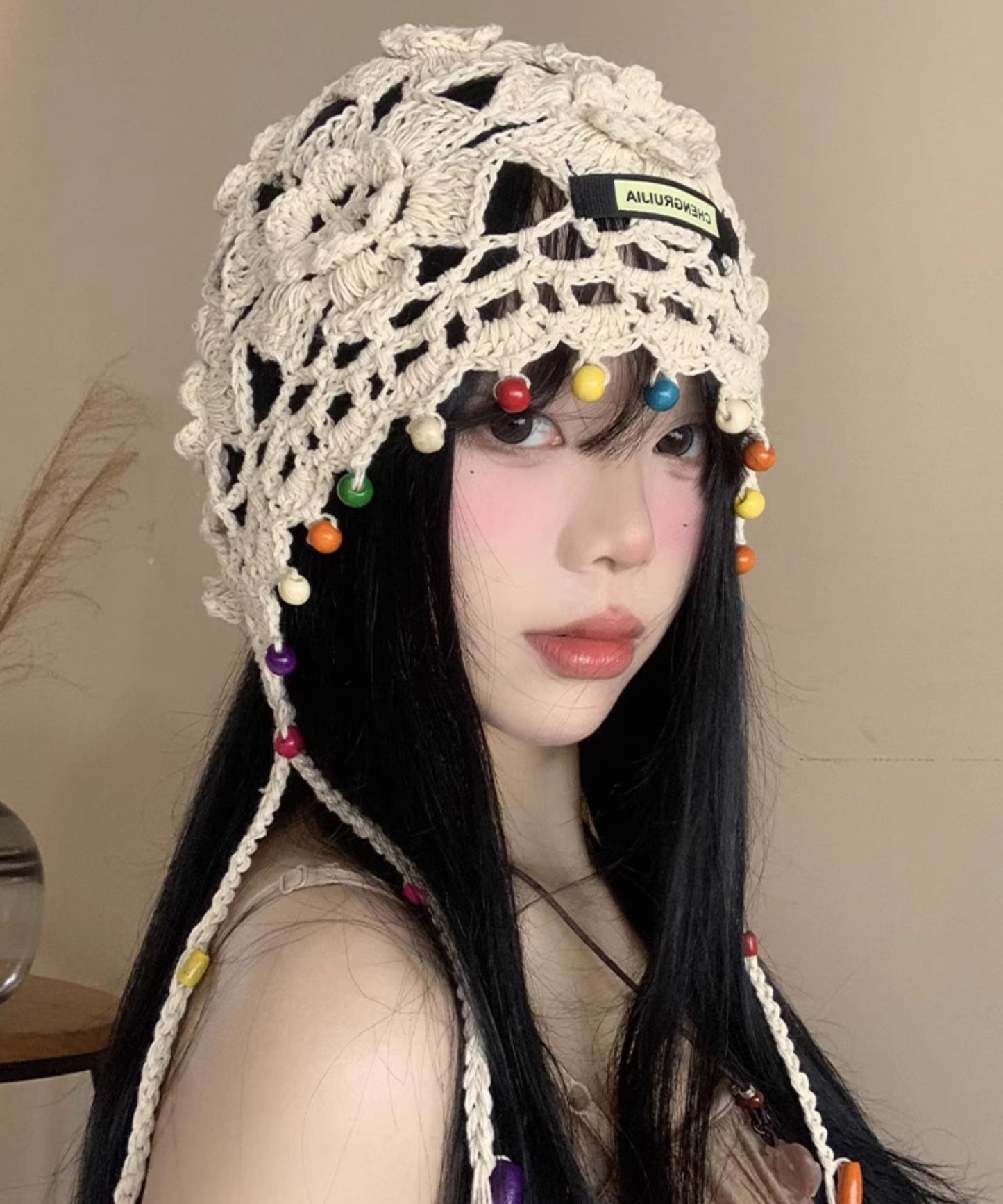 Sombrero boonie bohemio beige con borlas y flores huecas