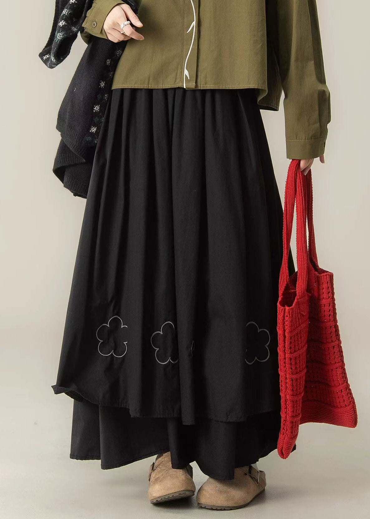 Boho-Rock aus schwarzer, bestickter Baumwolle im Lagenlook für den Frühling