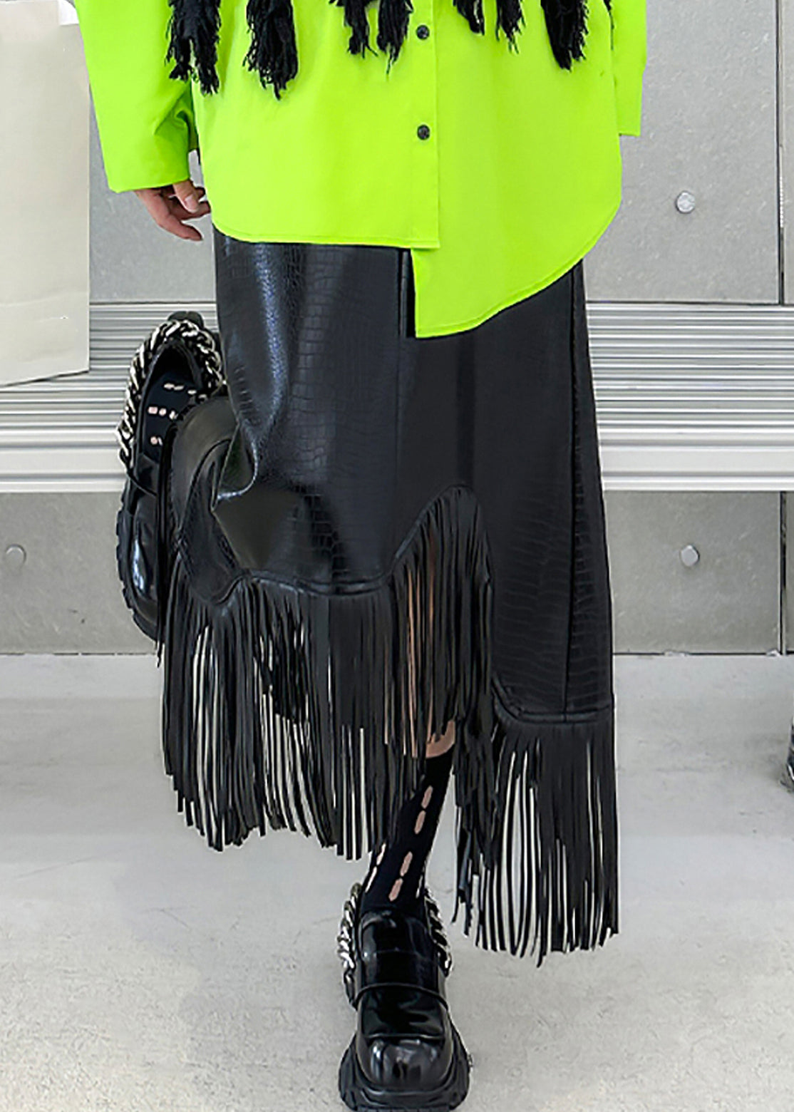 Schwarzer, hochtaillierter A-Linien-Rock im Boho-Stil mit Quasten-Patchwork aus Kunstleder für den Herbst