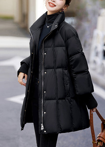 Schwarze Winterjacke im Bohemian-Stil mit Stehkragen, Kordelzug und Entendaunen.