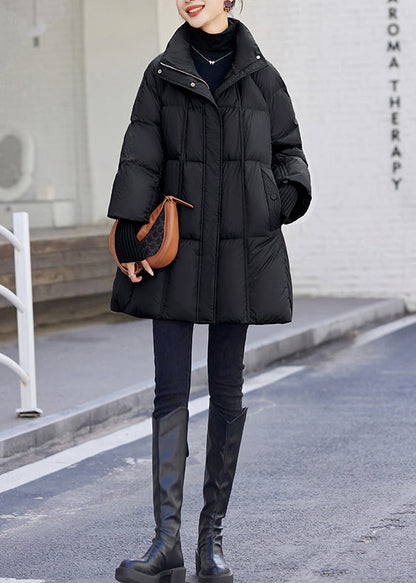 Schwarze Winterjacke im Bohemian-Stil mit Stehkragen, Kordelzug und Entendaunen.