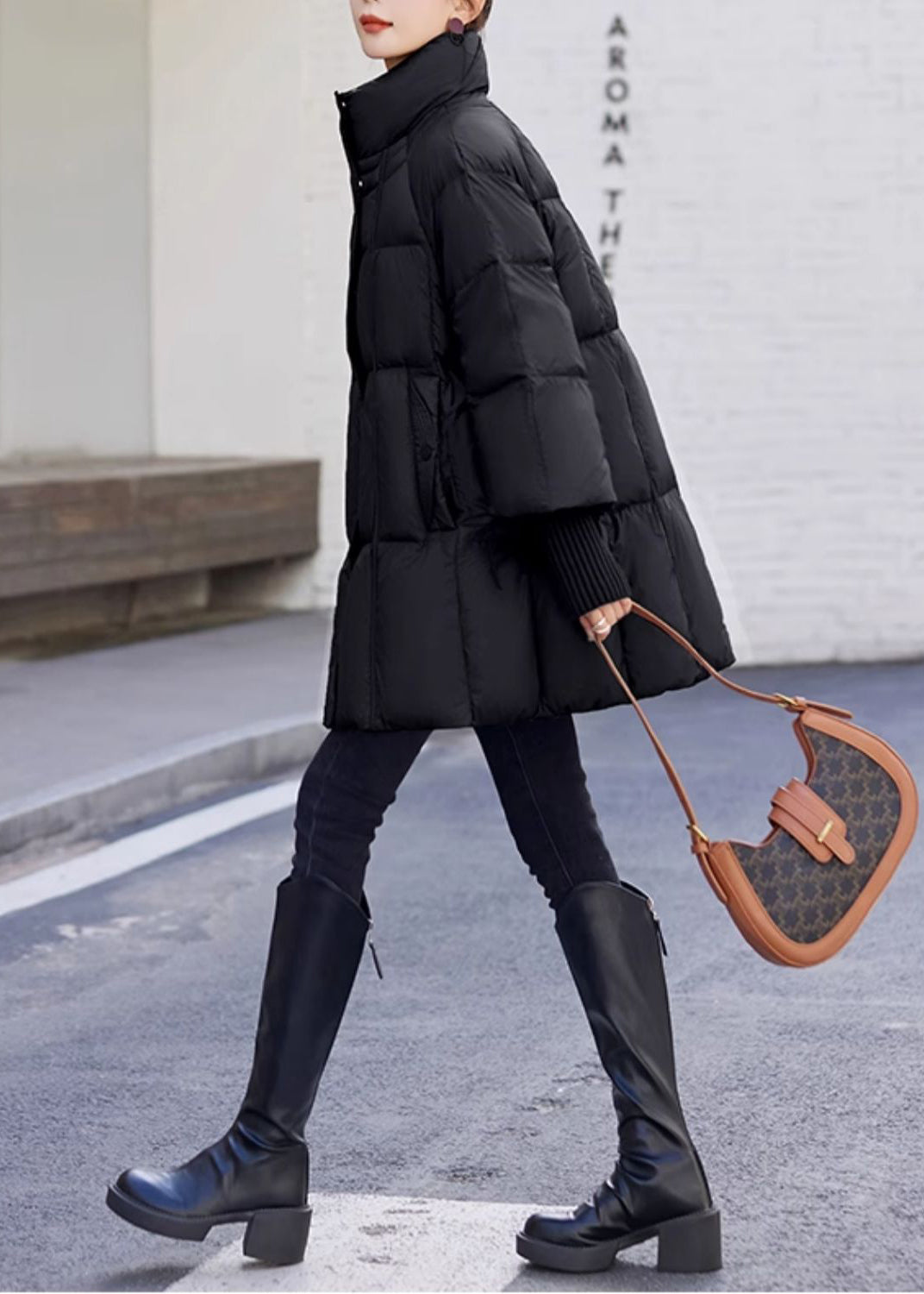 Schwarze Winterjacke im Bohemian-Stil mit Stehkragen, Kordelzug und Entendaunen.