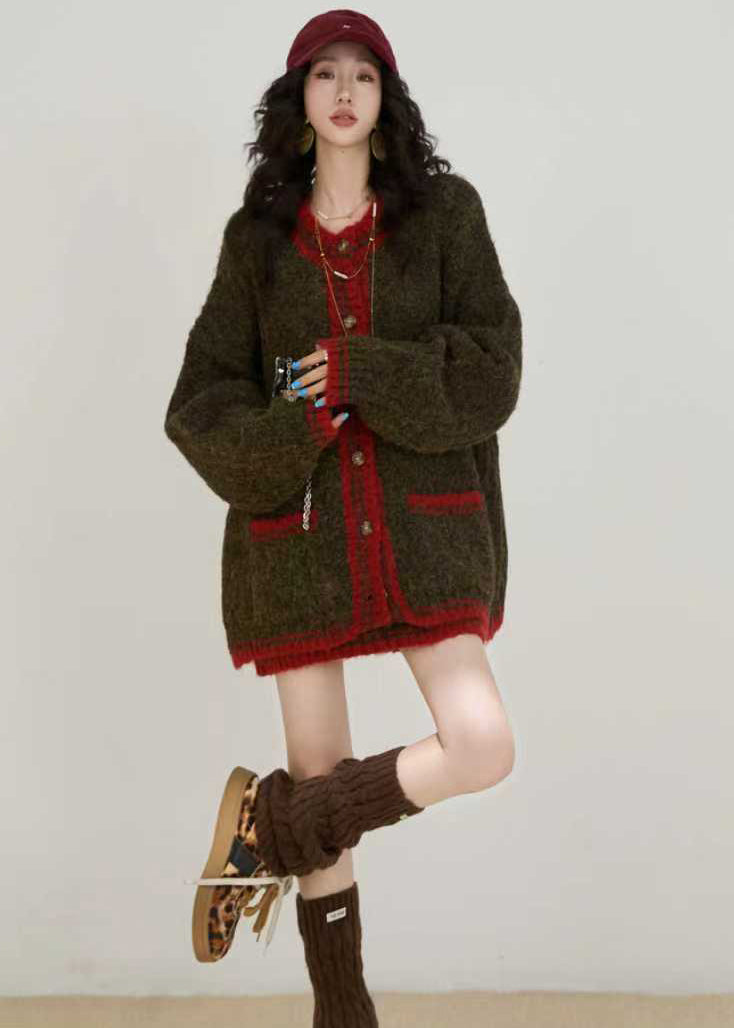 Zweiteiliges, locker gestricktes Set aus braunem, dickem Strick mit Taschen im Boho-Stil für den Winter