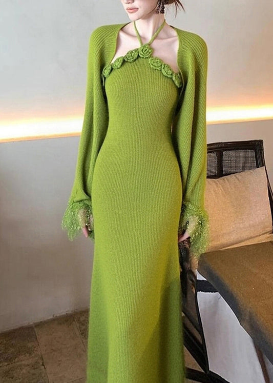 Zweiteiliges Set aus grünem Patchwork-Strickjacke und Maxikleid im Boho-Stil mit ausgestellten Ärmeln, Neckholder und Strickdetails.