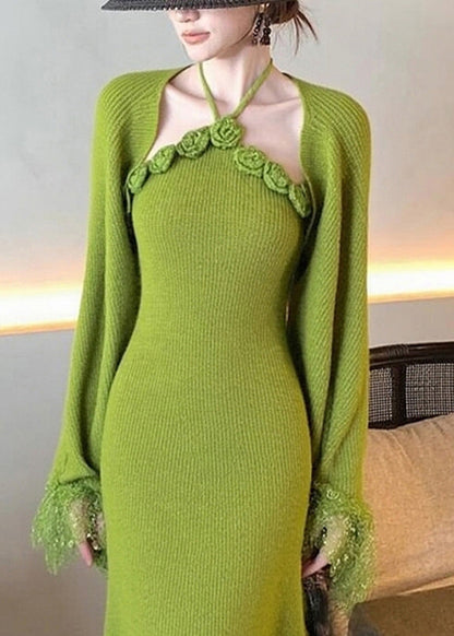 Zweiteiliges Set aus grünem Patchwork-Strickjacke und Maxikleid im Boho-Stil mit ausgestellten Ärmeln, Neckholder und Strickdetails.