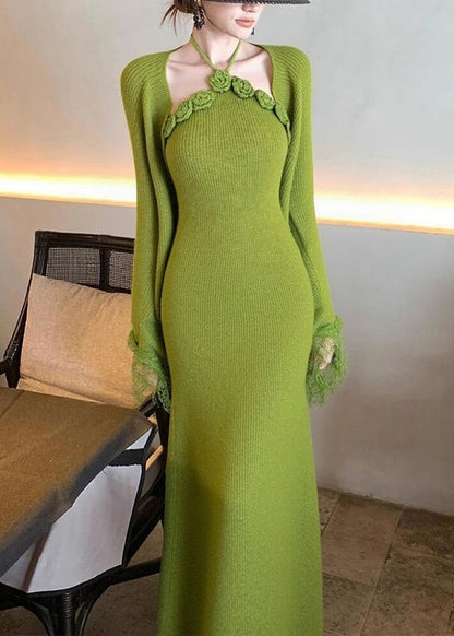 Zweiteiliges Set aus grünem Patchwork-Strickjacke und Maxikleid im Boho-Stil mit ausgestellten Ärmeln, Neckholder und Strickdetails.