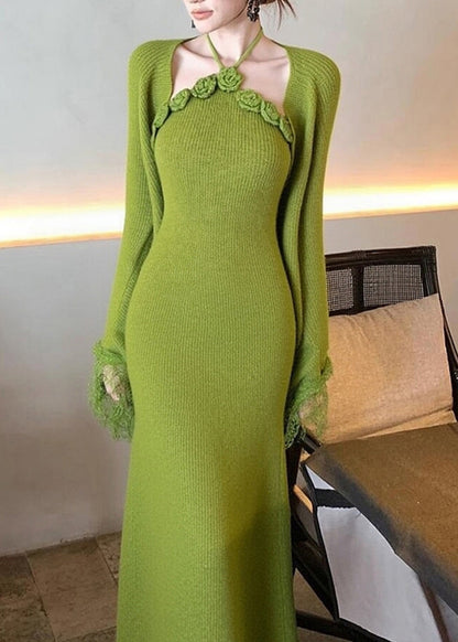 Zweiteiliges Set aus grünem Patchwork-Strickjacke und Maxikleid im Boho-Stil mit ausgestellten Ärmeln, Neckholder und Strickdetails.