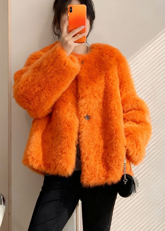 Wintermantel aus orangefarbenem, warmem Kunstpelz im Boho-Stil