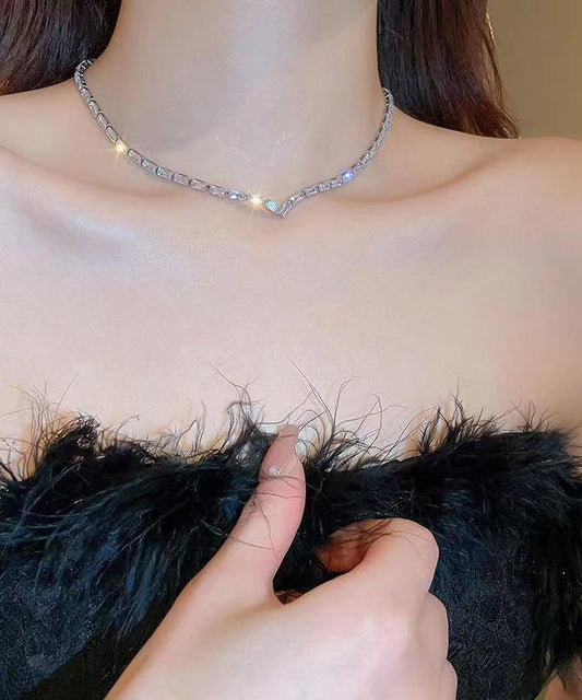 Collar de plata de ley con circonitas en forma de V y seda bohemia