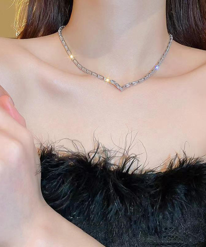 Collar de plata de ley con circonitas en forma de V y seda bohemia