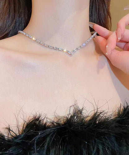 Collar de plata de ley con circonitas en forma de V y seda bohemia