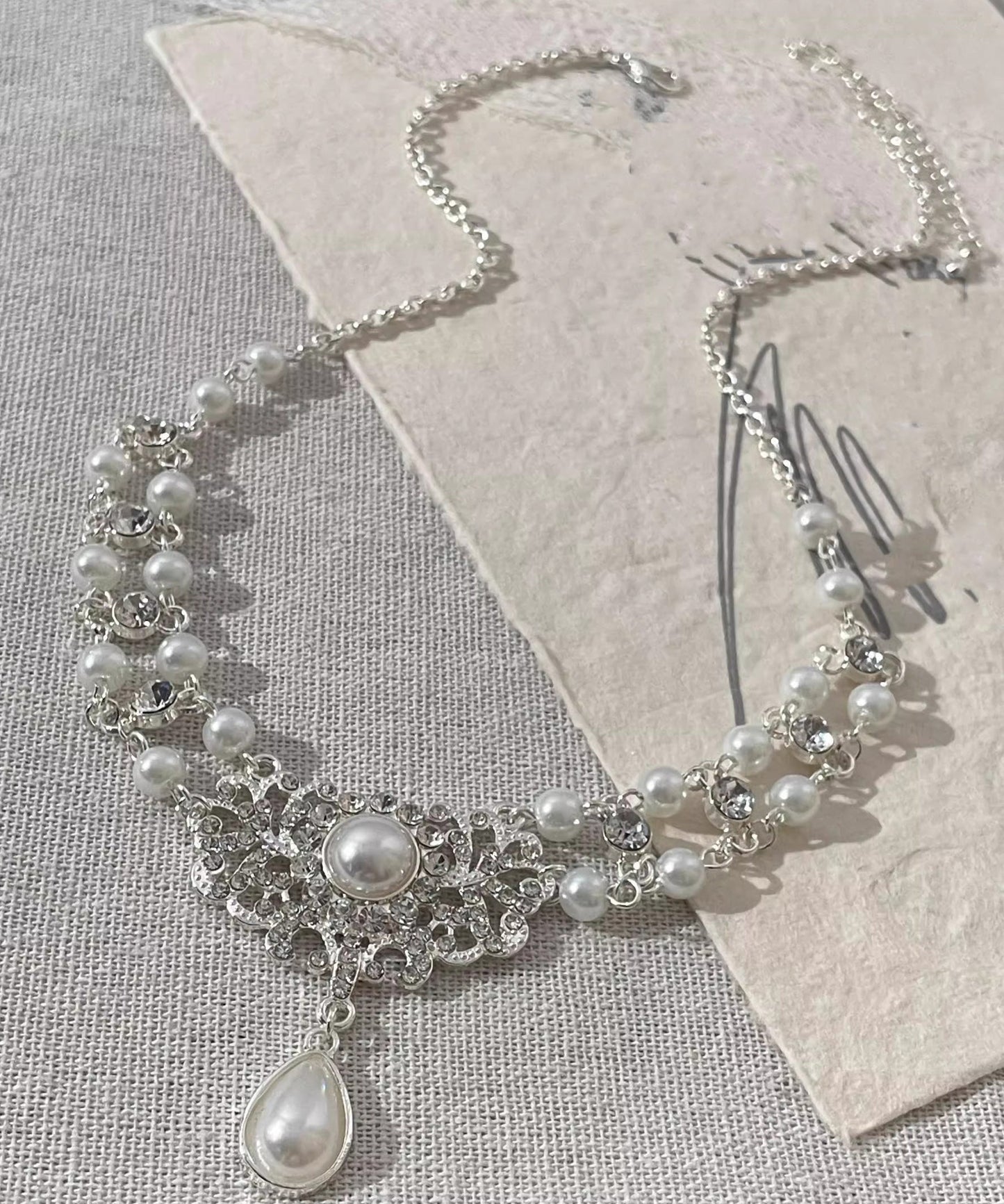 Halskette mit Anhänger aus weißer Legierung und Zirkonia im böhmischen Stil