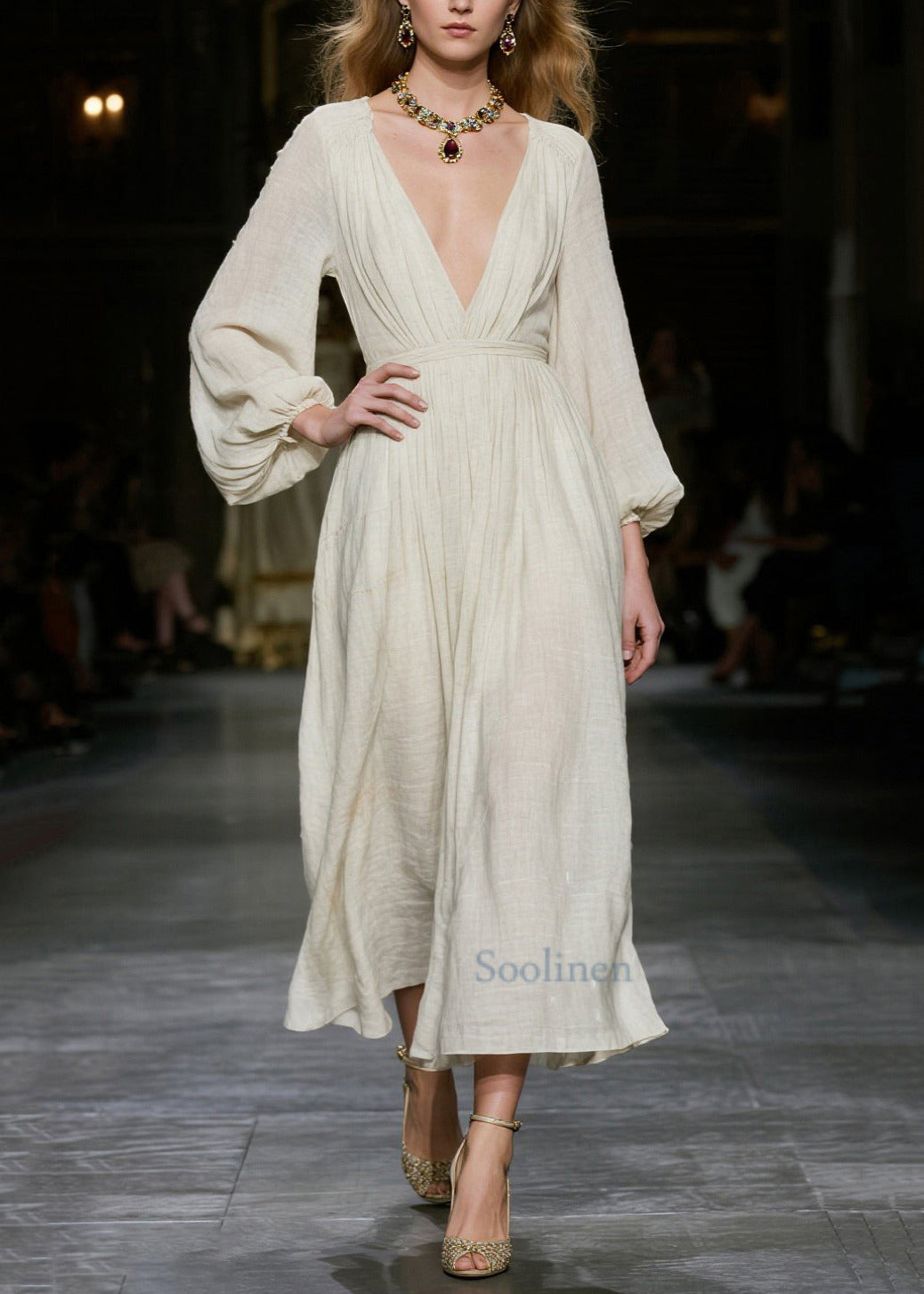 Vestido bohemio blanco de algodón con escote en V profundo y mangas farol