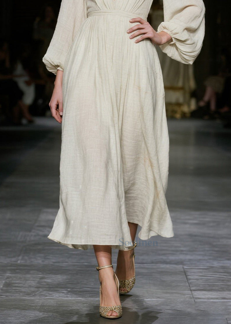 Vestido bohemio blanco de algodón con escote en V profundo y mangas farol