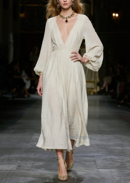 Vestido bohemio blanco de algodón con escote en V profundo y mangas farol
