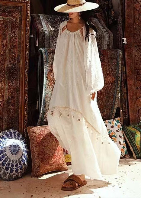 Weißes, böhmisches Baumwollkleid mit Quasten und Lochmuster für den Frühling