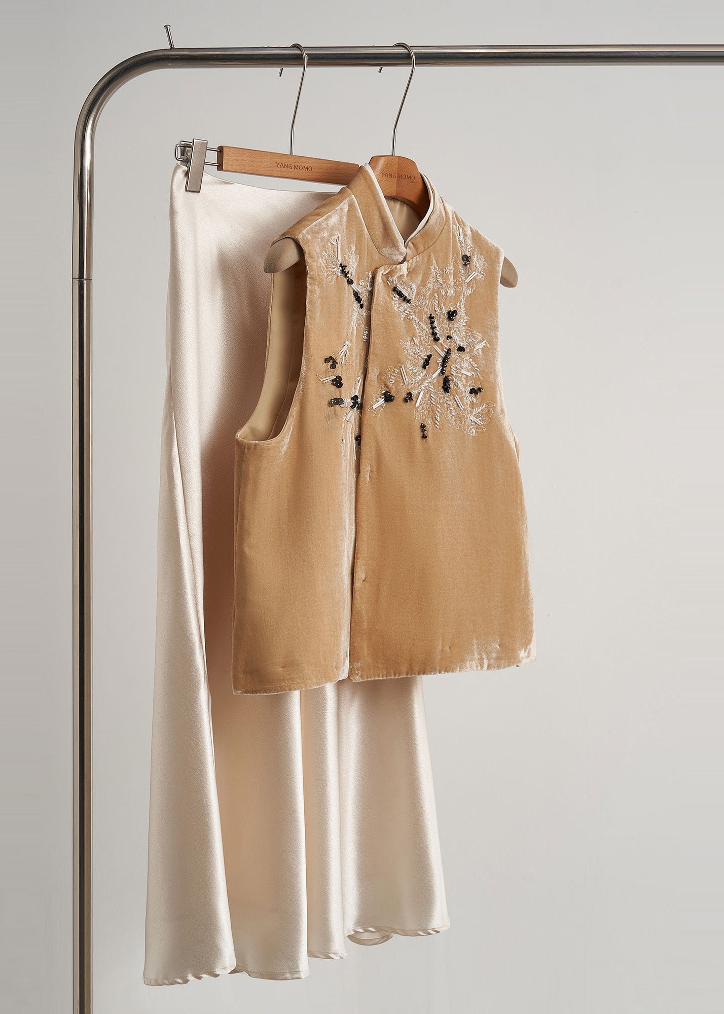 Chalecos de terciopelo de seda con cuentas bordadas en amarillo bohemio para primavera