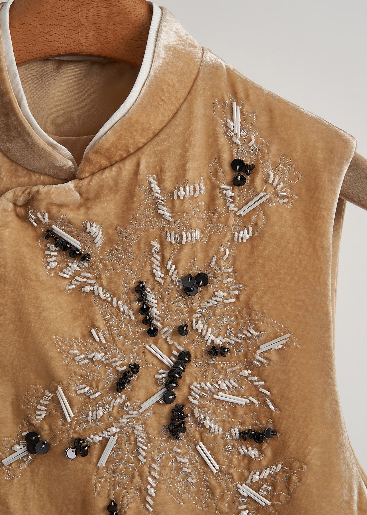 Chalecos de terciopelo de seda con cuentas bordadas en amarillo bohemio para primavera