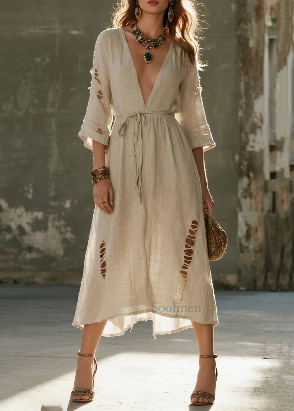 Boho-Kleid aus beigefarbenem Leinen mit Bindegürtel und Rissen, Armbandärmeln