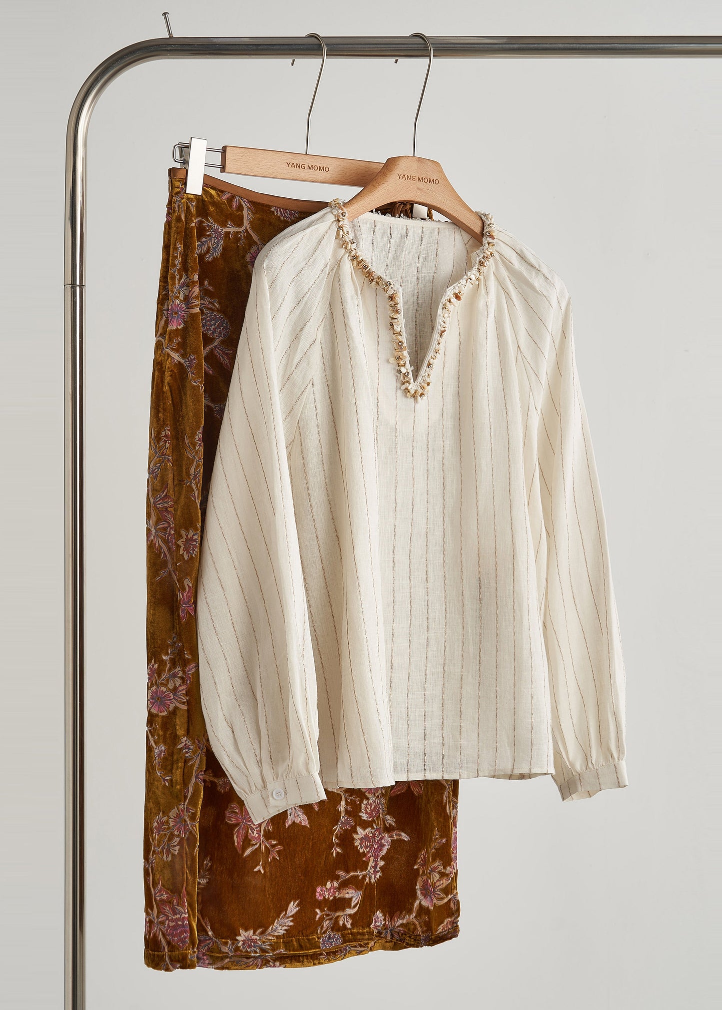 Boho Beige Zweiteiler mit V-Ausschnitt und Streifen – Frühlingsoutfits