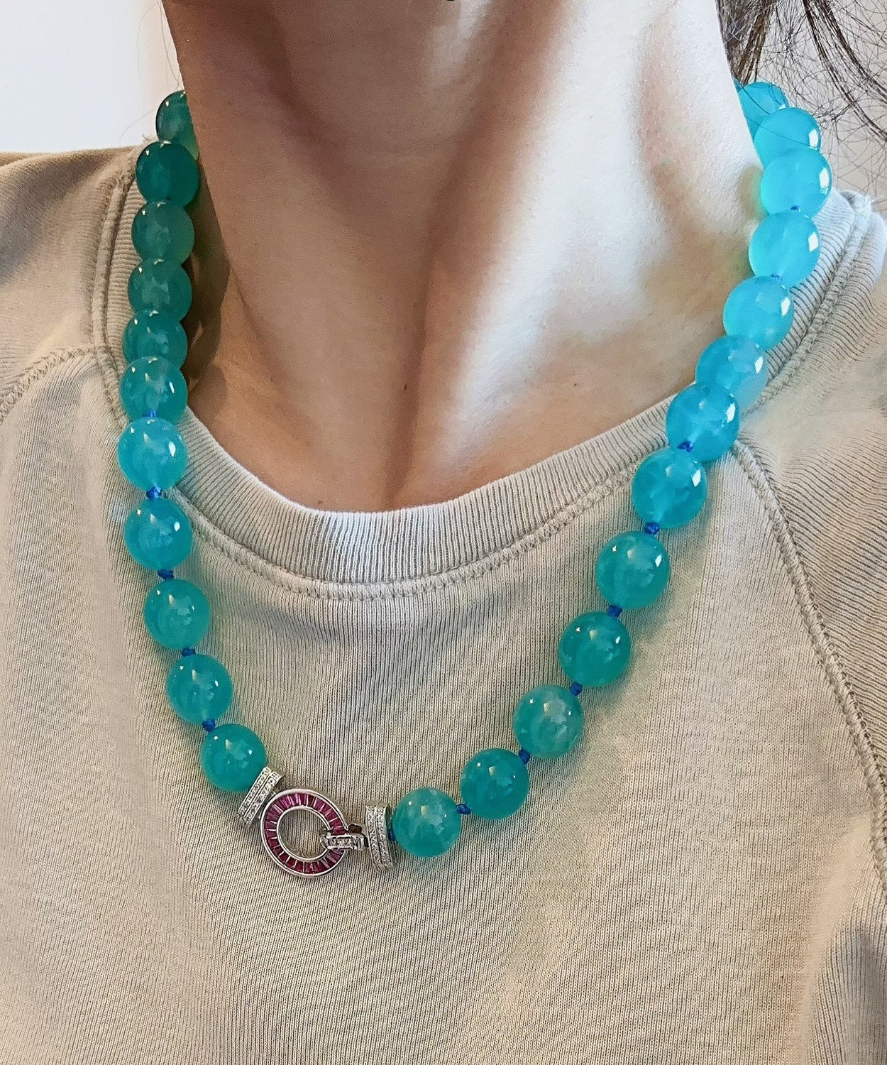 Collar bohemio de plata de ley azul con cuentas graduadas de circonita y cristal