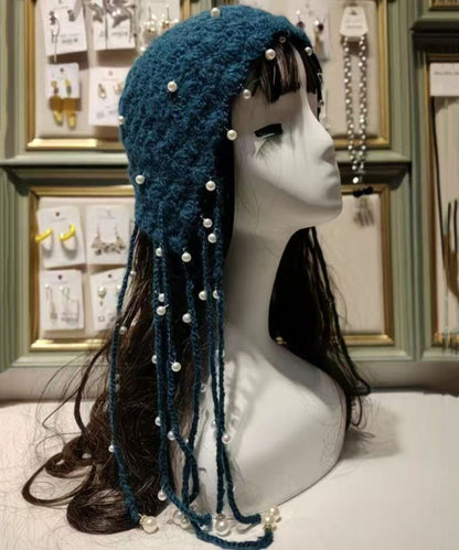 Gorro bohemio de punto con borlas y cuentas azules