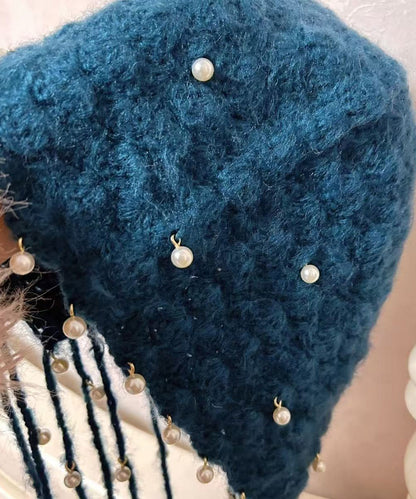 Gorro bohemio de punto con borlas y cuentas azules