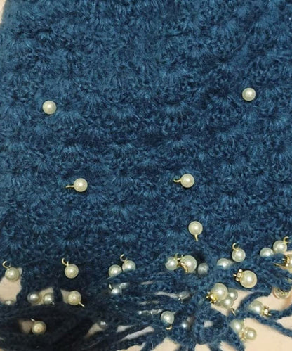 Gorro bohemio de punto con borlas y cuentas azules