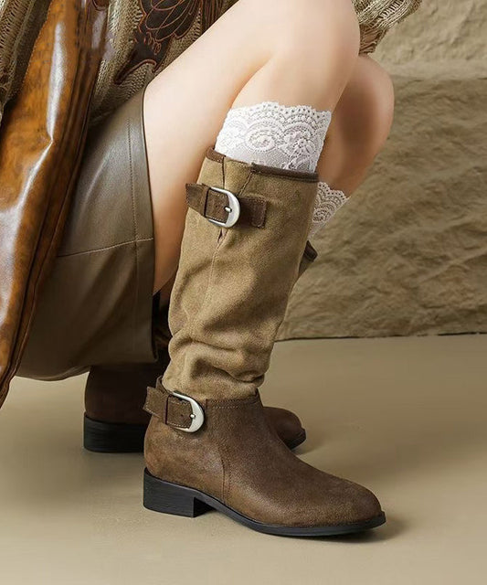 Boho-Stiefel mit Schnallen und klobigen Details aus khakifarbenem Wildleder