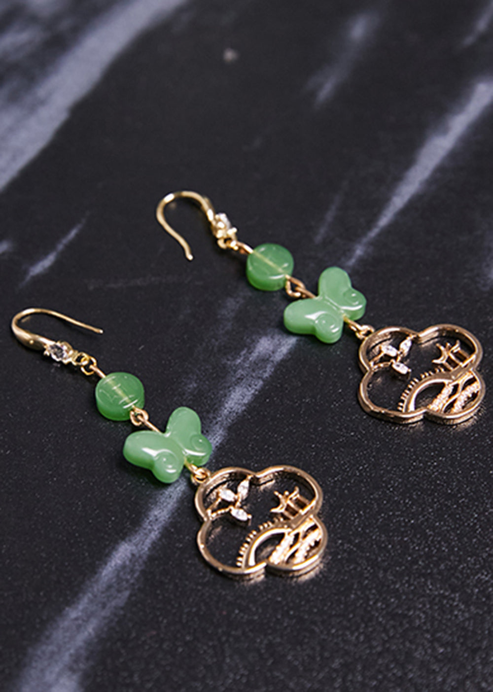 Pendientes colgantes de oro de 14 quilates con diseño de mariposa de jade bohemio