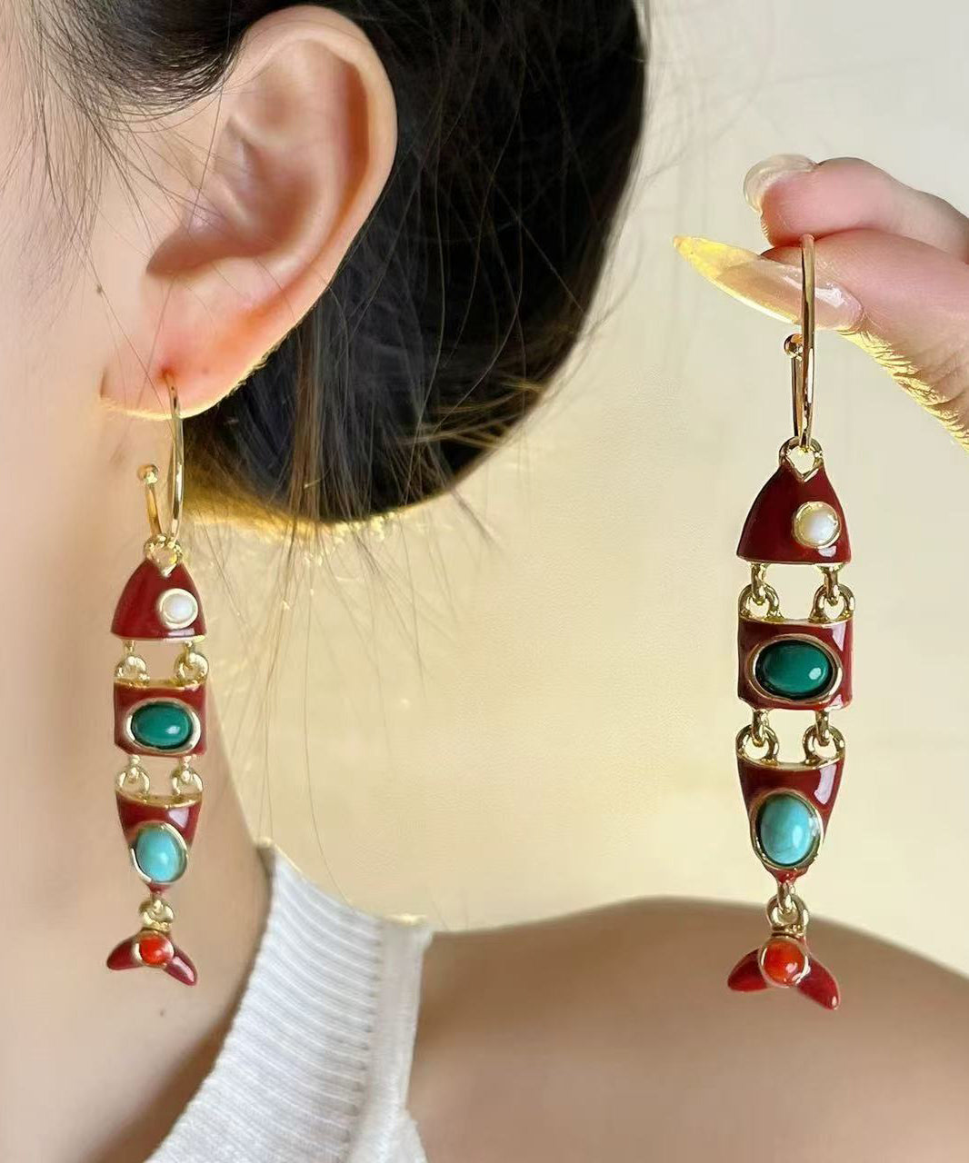 Pendientes colgantes con forma de pez de aleación de cobre esmaltado con bloques de color bohemios