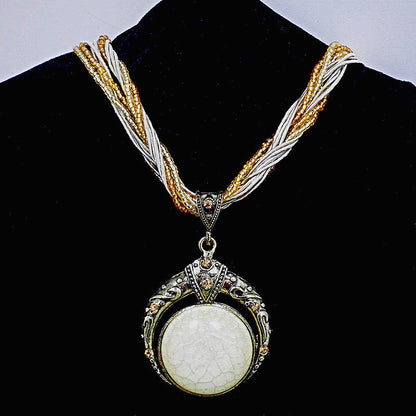 Collar bohemio con colgante de bola de arroz y gema azul claro