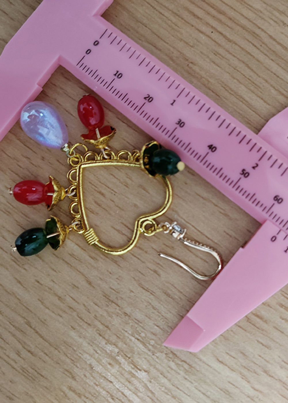 Pendientes colgantes con borlas y cuentas multicolores estilo bohemio en forma de corazón