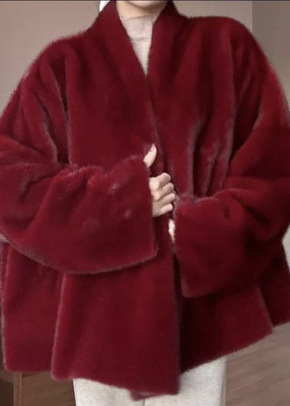 Abrigos de piel y cuero lisos cálidos de color rojo bohemio con cuello en V para invierno