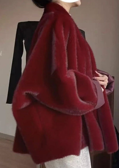 Abrigos de piel y cuero lisos cálidos de color rojo bohemio con cuello en V para invierno