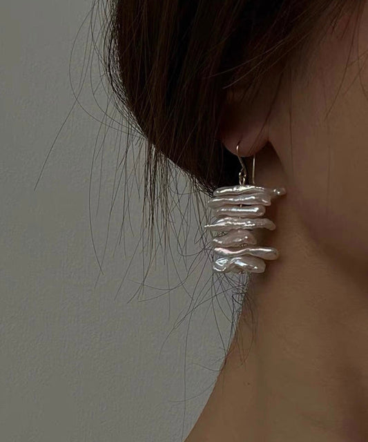 Pendientes bohemios de perla irregular en oro blanco de 14 quilates