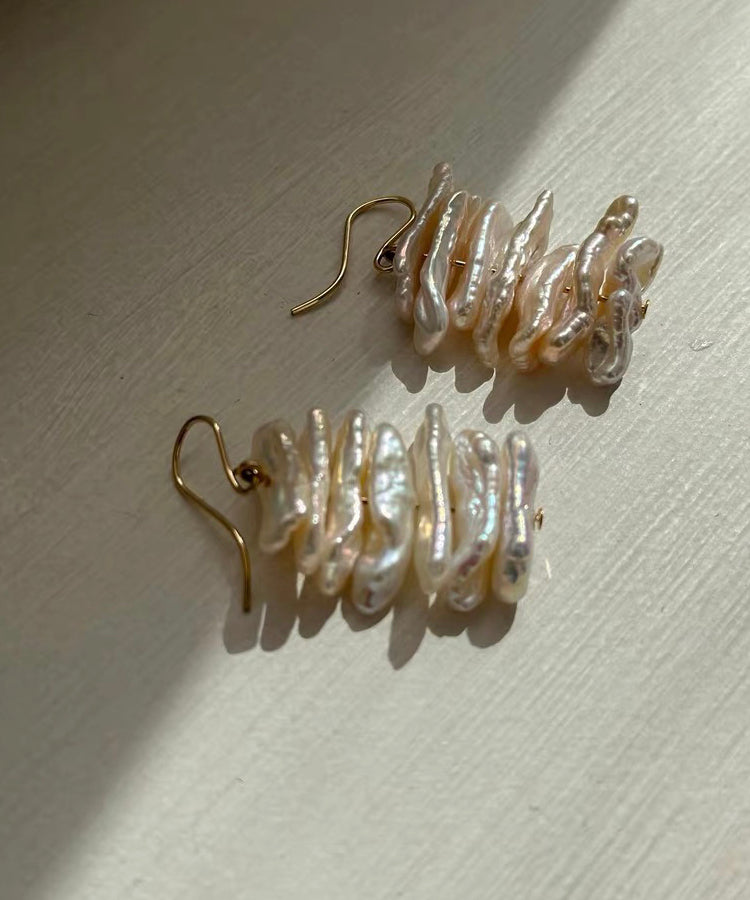Pendientes bohemios de perla irregular en oro blanco de 14 quilates