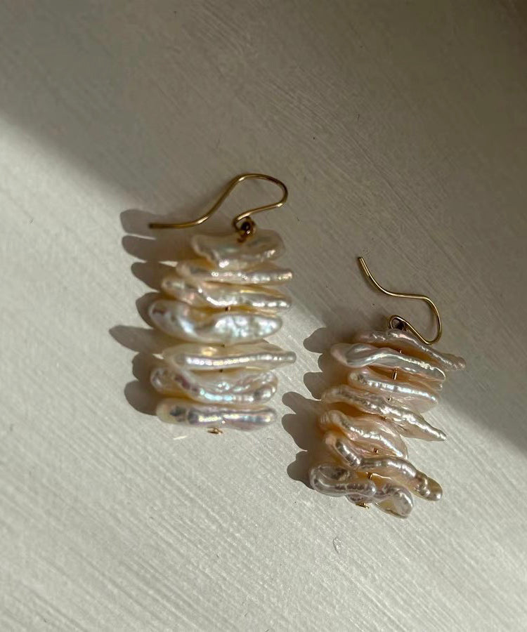 Pendientes bohemios de perla irregular en oro blanco de 14 quilates