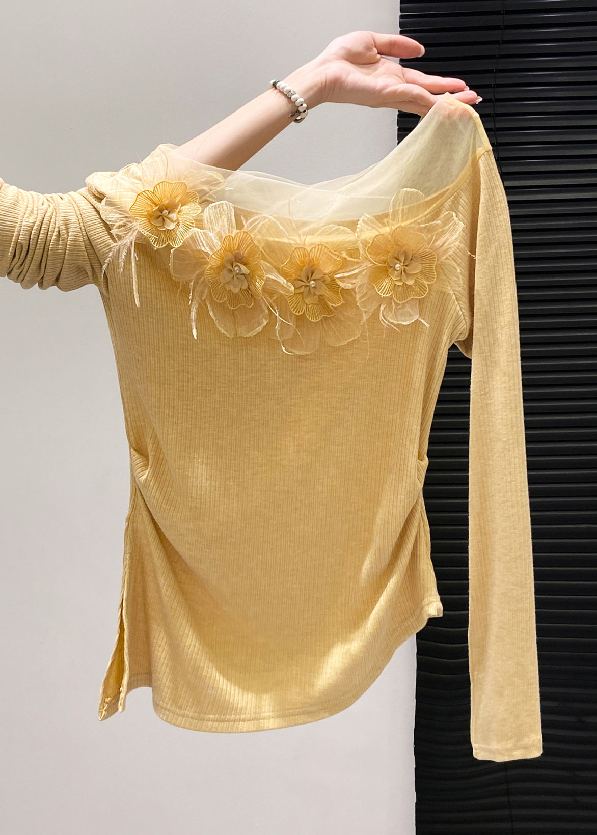 Boho-Top aus gelber Baumwolle mit Blumenmuster und seitlichem Schlitz für den Frühling