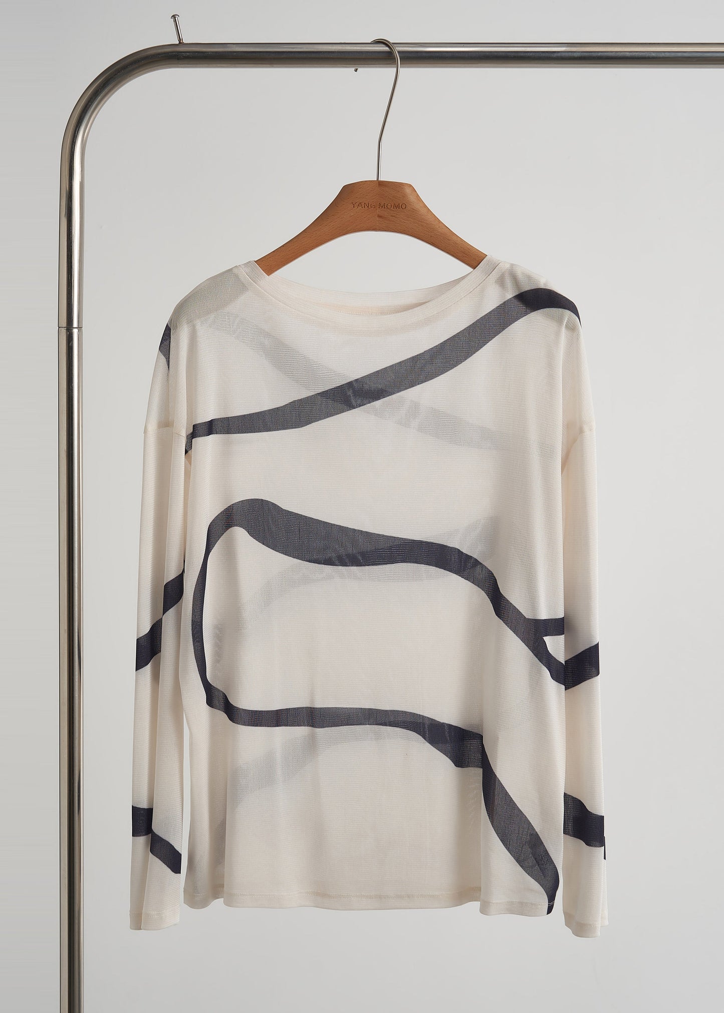 Zweiteiliges Set aus gestreiftem, aprikosenfarbenem Chiffon – Damenbekleidung für den Frühling