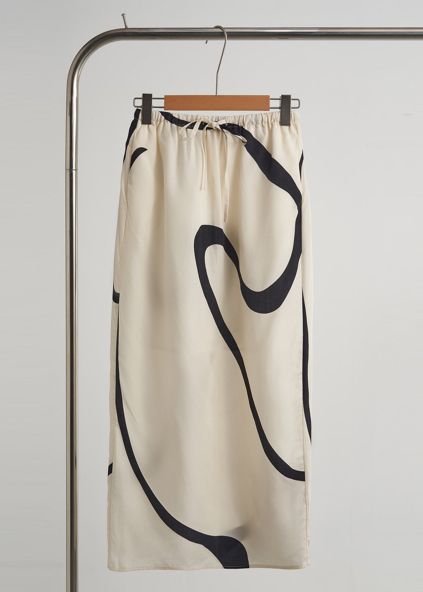 Zweiteiliges Set aus gestreiftem, aprikosenfarbenem Chiffon – Damenbekleidung für den Frühling