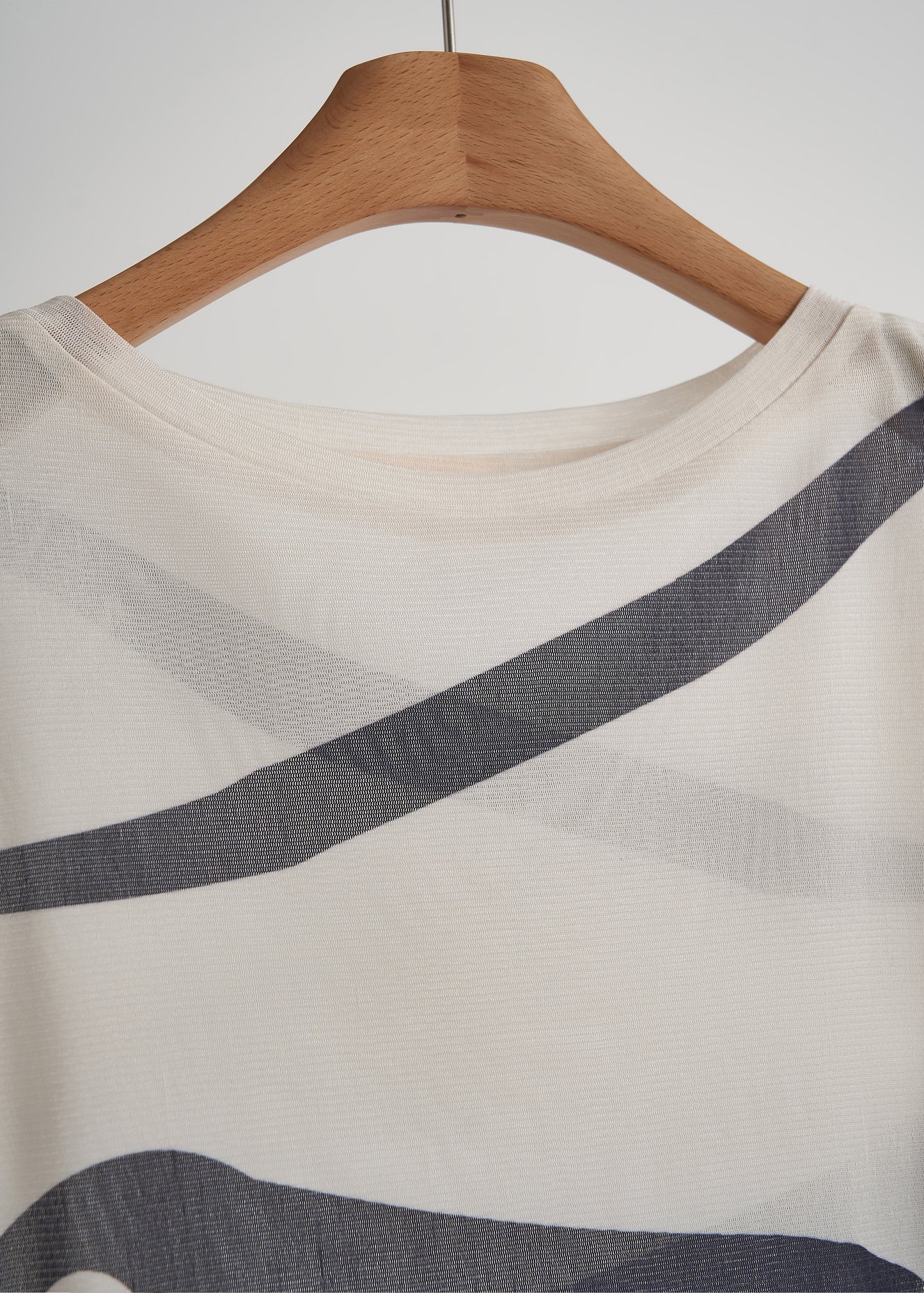 Zweiteiliges Set aus gestreiftem, aprikosenfarbenem Chiffon – Damenbekleidung für den Frühling