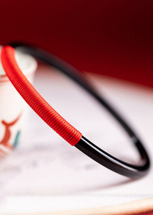 Boutique Armreif mit schwarzem Achat und Chalcedon und rotem Faden