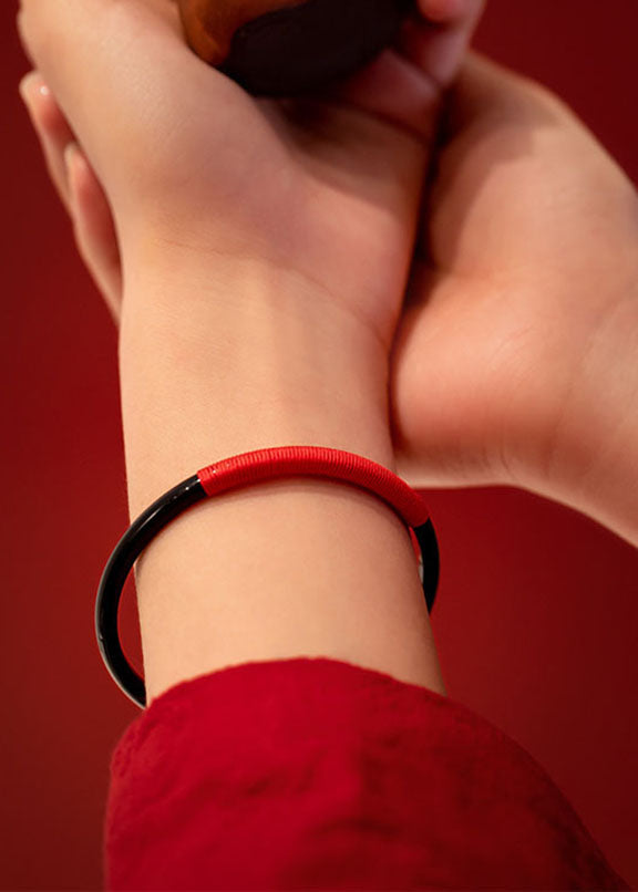 Boutique Armreif mit schwarzem Achat und Chalcedon und rotem Faden