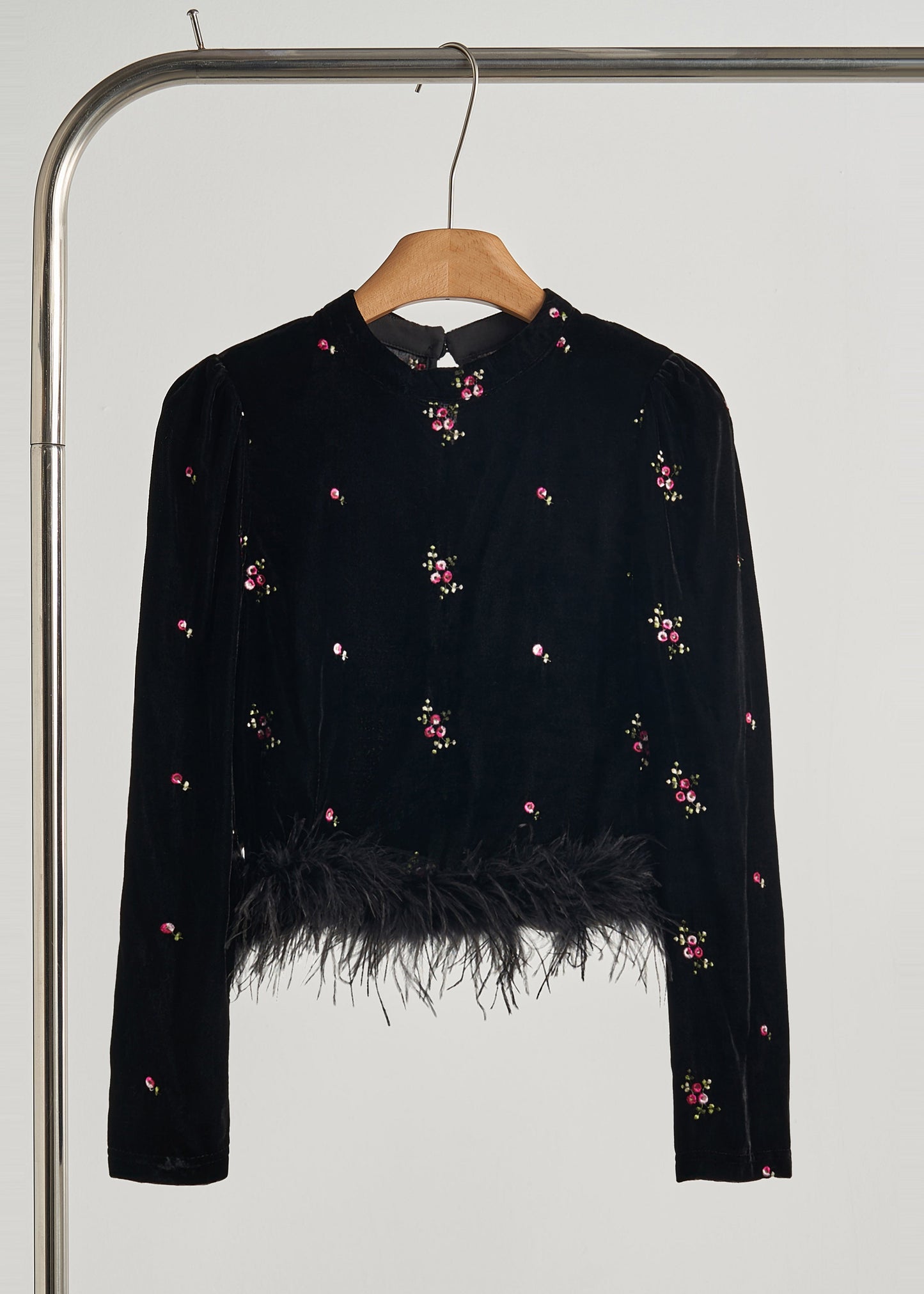 Blusas de terciopelo de seda con plumas y patchwork bordado negro de boutique para primavera