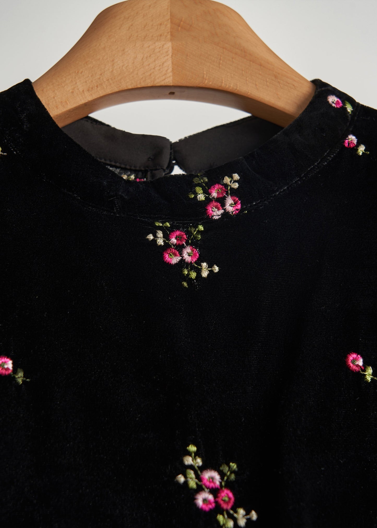 Blusas de terciopelo de seda con plumas y patchwork bordado negro de boutique para primavera